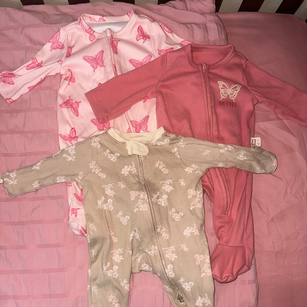 Baby/Newborn outfit bundle ( 3 sleepers )
